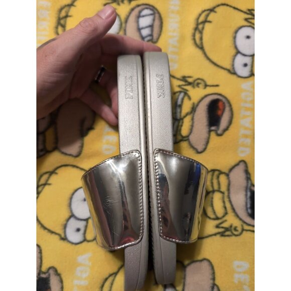 Victoria’s Secret PINK Slides Silver Metallic SINGLE STRAP Large Dog Logo 8.5 - Picture 5 of 7